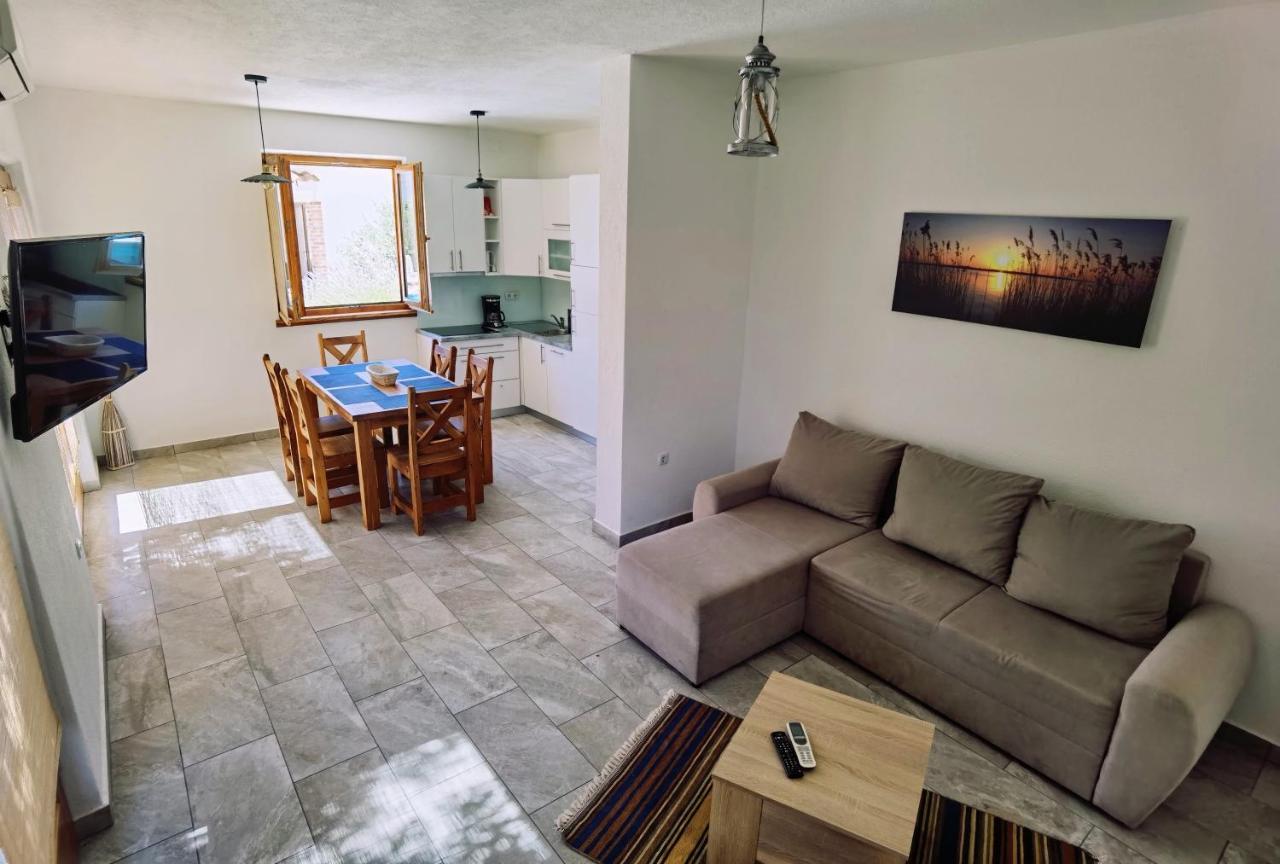 Holiday Homes Sintija Kampor Kültér fotó