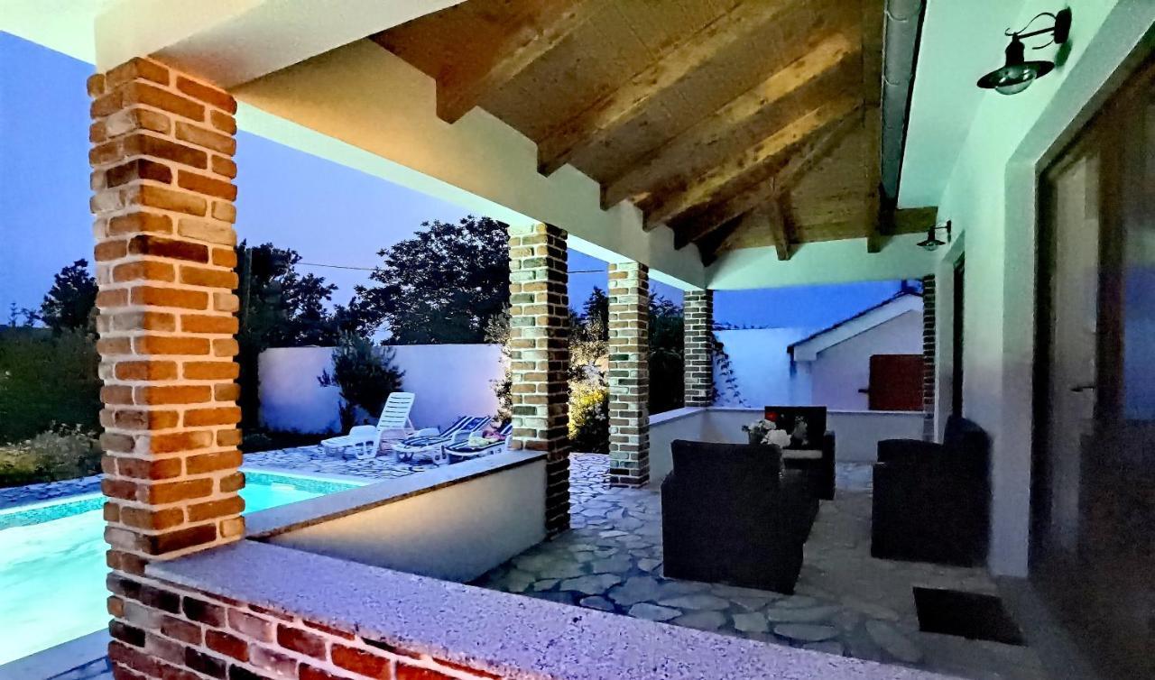 Holiday Homes Sintija Kampor Kültér fotó